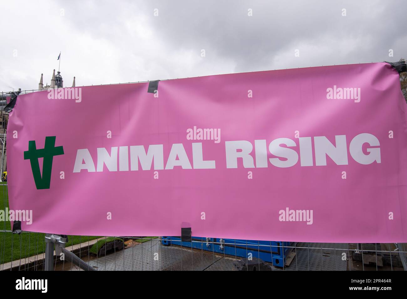 Westminster, Londres, Royaume-Uni. 23rd avril 2023. Une bannière Animal Rising. Des milliers de manifestants de la rébellion d'extinction et leurs membres près de 200 œuvres caritatives se trouvaient à Londres le jour du marathon de Londres en faisant des contacts avec le public le troisième jour de la rébellion d'extinction, Unite to survive, The Big One. XR demande au gouvernement de ne plus accorder de licences pour l'extraction des combustibles fossiles et de prendre des mesures urgentes en cas de crise climatique. Crédit : Maureen McLean/Alay Banque D'Images