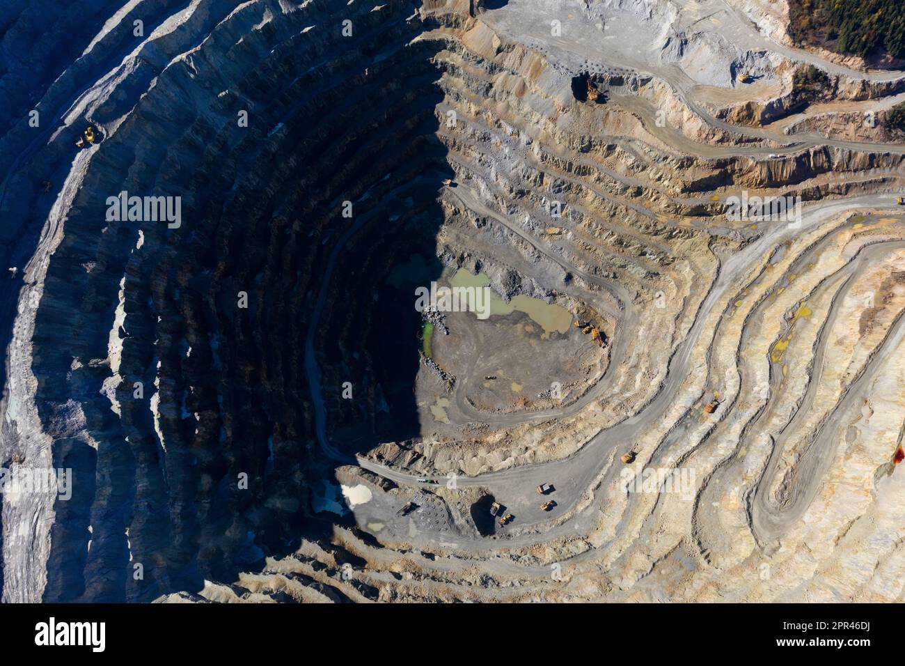Vol au-dessus d'une mine à ciel ouvert, excavation de cuivre à Rosia Poieni, Roumanie. Vue aérienne de drone Banque D'Images