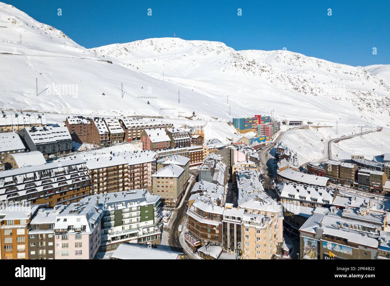 Pas de la Casa, Andorre - 15 novembre 2019: Vue aérienne de pas de la Casa, une ville andorrane à la frontière française, connue pour ses boutiques hors taxes et elle Banque D'Images