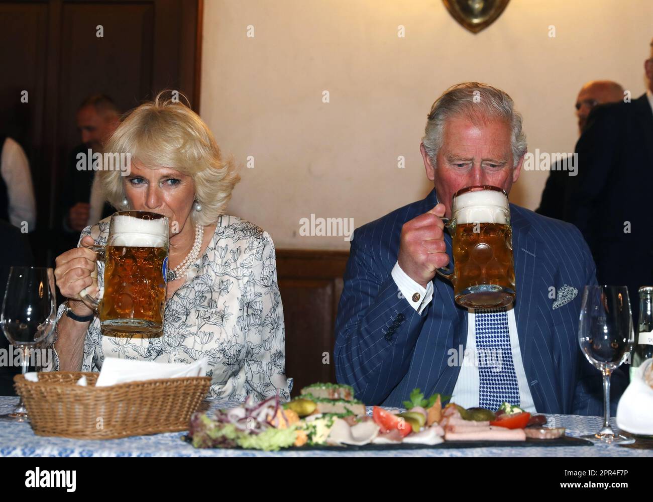 Photo du dossier datée du 09/05/19, du Prince de Galles et de la Duchesse de Cornouailles, prenant un verre de bière steins lors d'une visite dans une salle de danse traditionnelle et dans la hofbrauhaus (salle de bière) à Munich, en Allemagne. Date de publication : mercredi 26 avril 2023. Banque D'Images