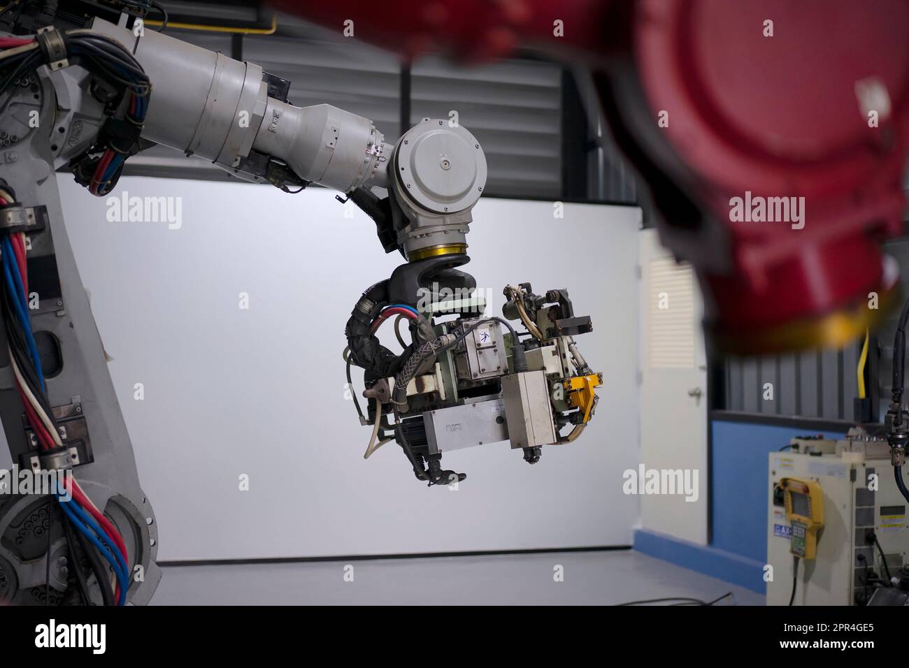 Un ingénieur travaille à l'usine de bras robotisés. Concept de technologie et d'ingénierie. Banque D'Images