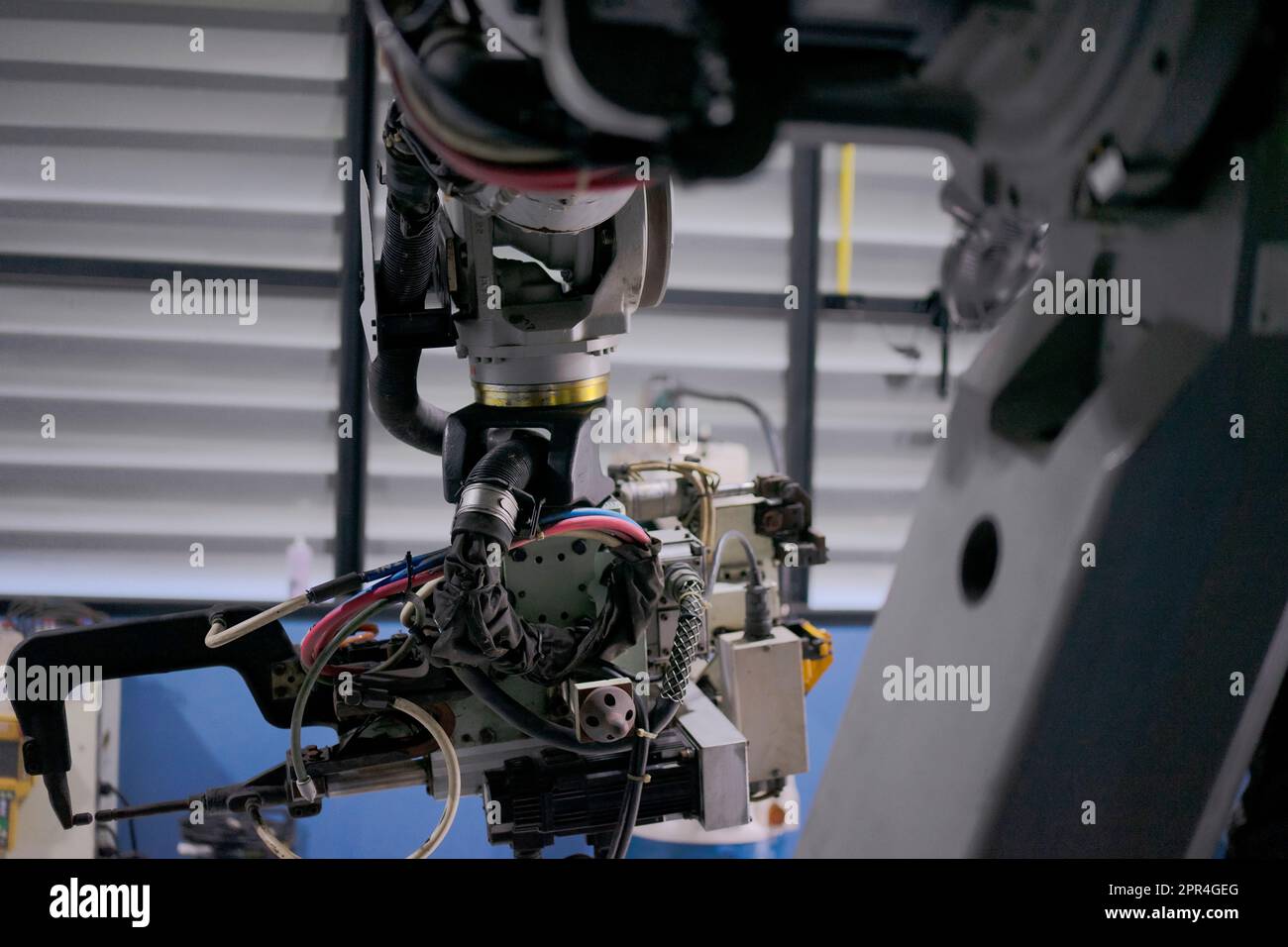 Un ingénieur travaille à l'usine de bras robotisés. Concept de technologie et d'ingénierie. Banque D'Images