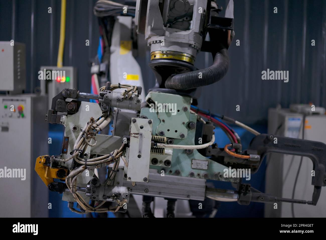 Un ingénieur travaille à l'usine de bras robotisés. Concept de technologie et d'ingénierie. Banque D'Images