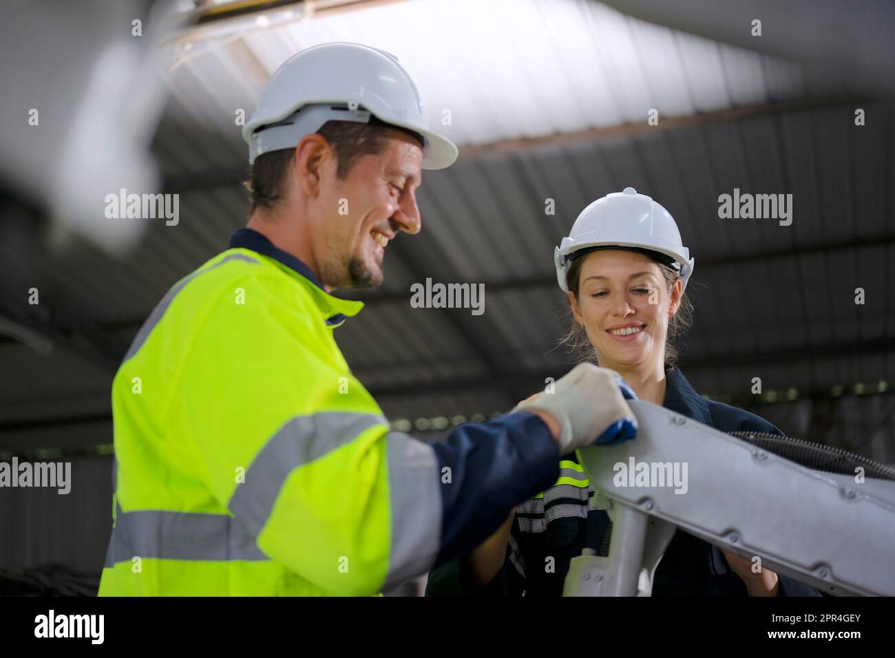 Un ingénieur travaille à l'usine de bras robotisés. Concept de technologie et d'ingénierie. Banque D'Images