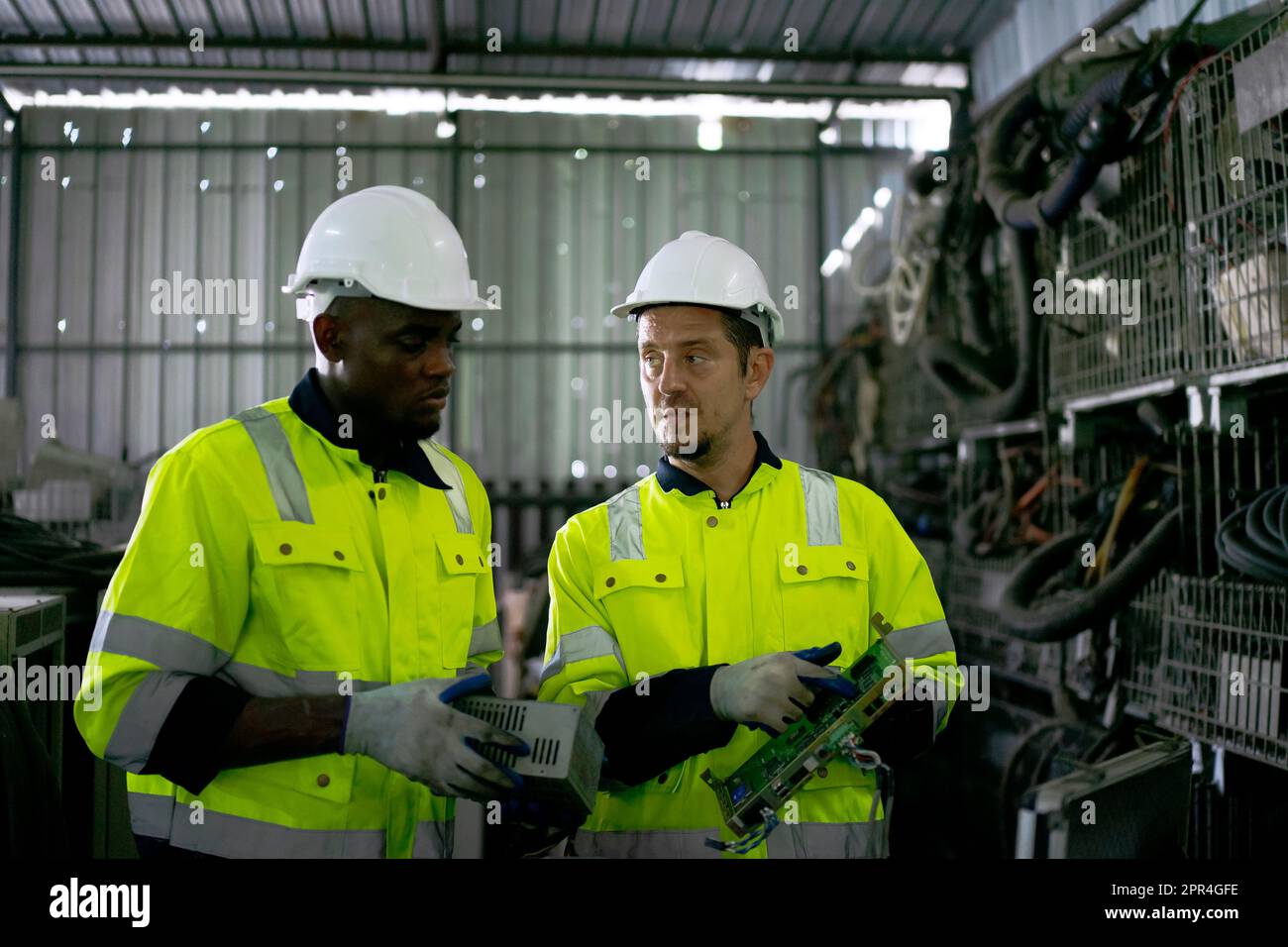 Un ingénieur travaille à l'usine de bras robotisés. Concept de technologie et d'ingénierie. Banque D'Images