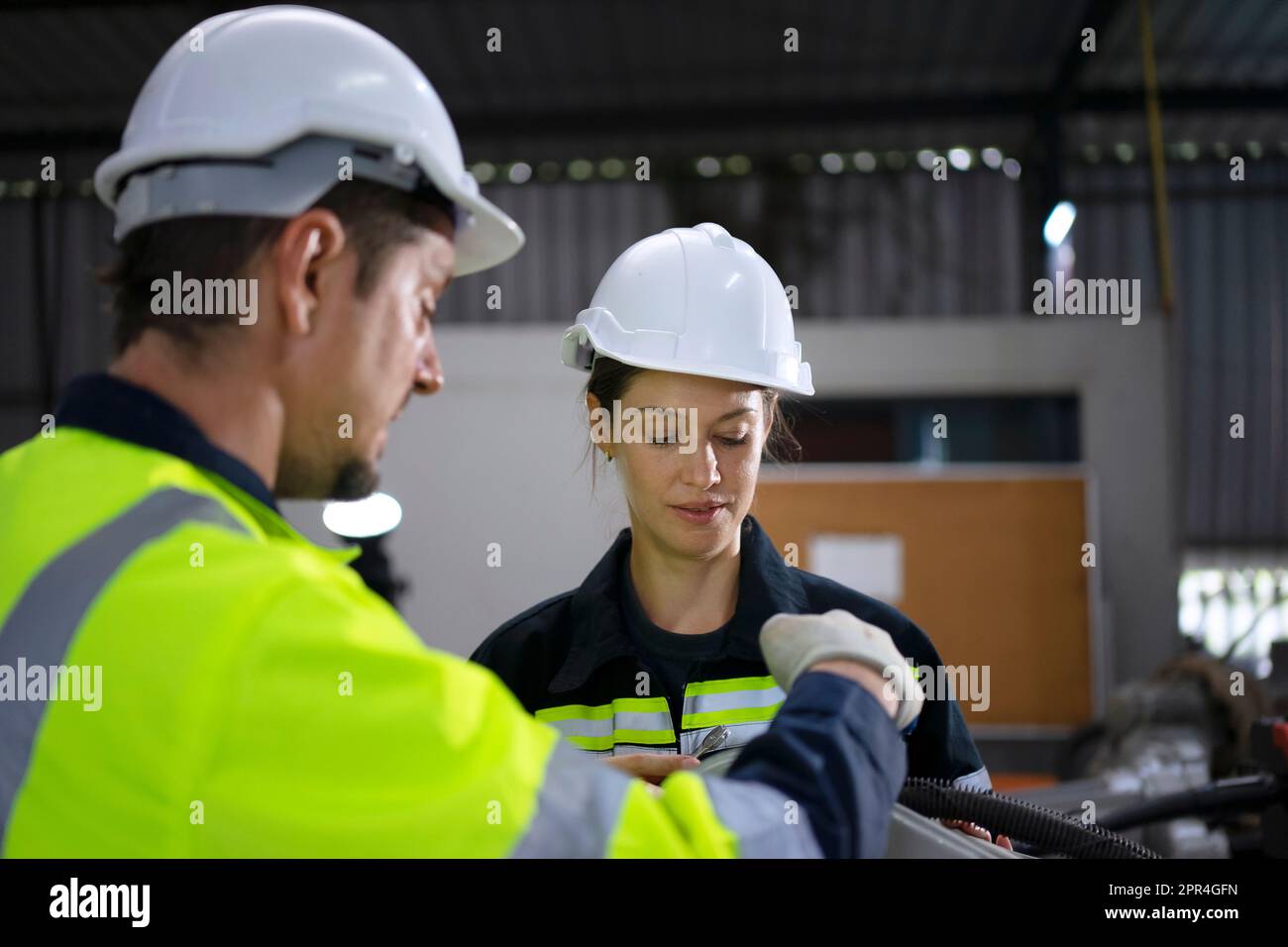 Un ingénieur travaille à l'usine de bras robotisés. Concept de technologie et d'ingénierie. Banque D'Images