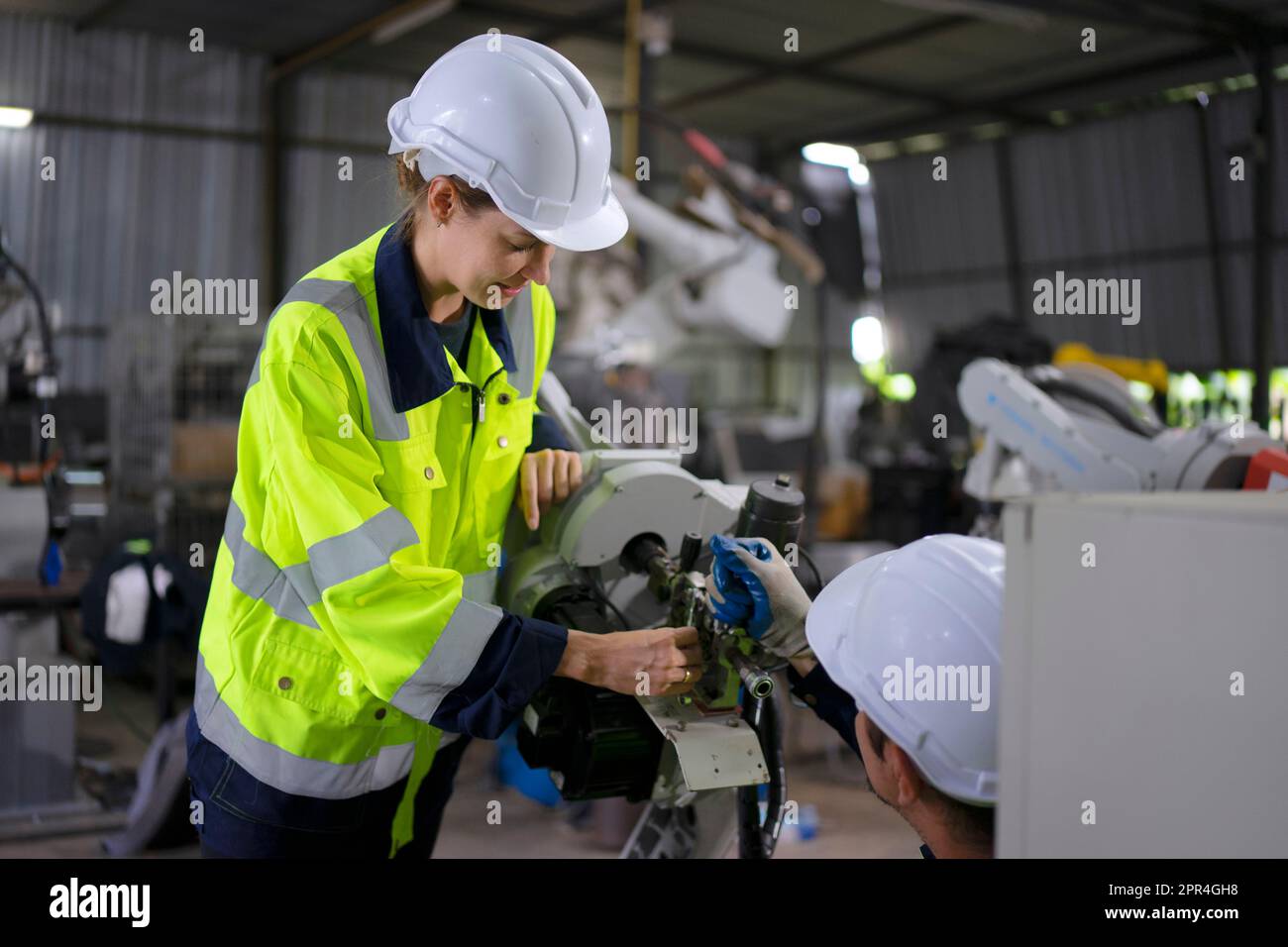 Un ingénieur travaille à l'usine de bras robotisés. Concept de technologie et d'ingénierie. Banque D'Images