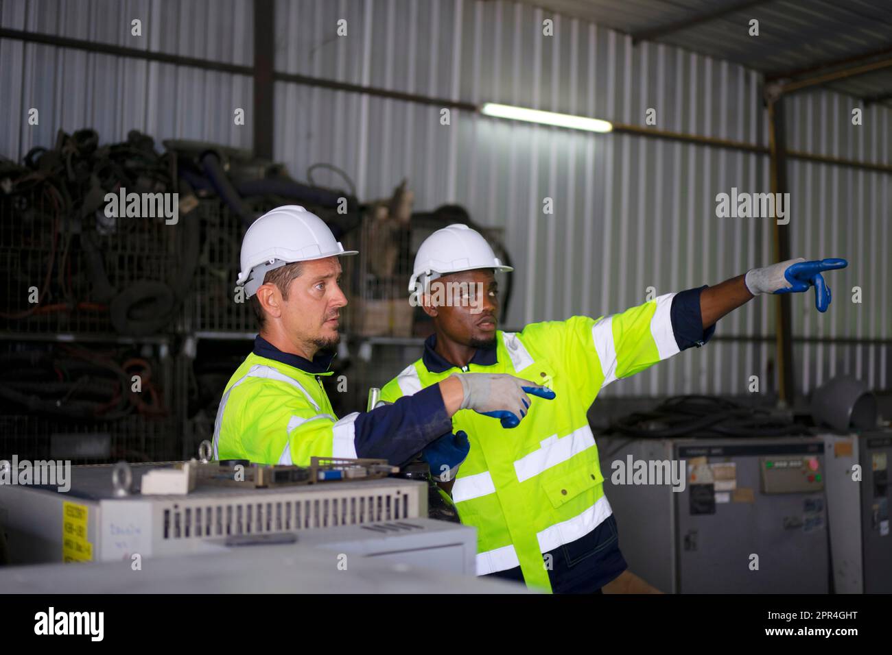 Un ingénieur travaille à l'usine de bras robotisés. Concept de technologie et d'ingénierie. Banque D'Images