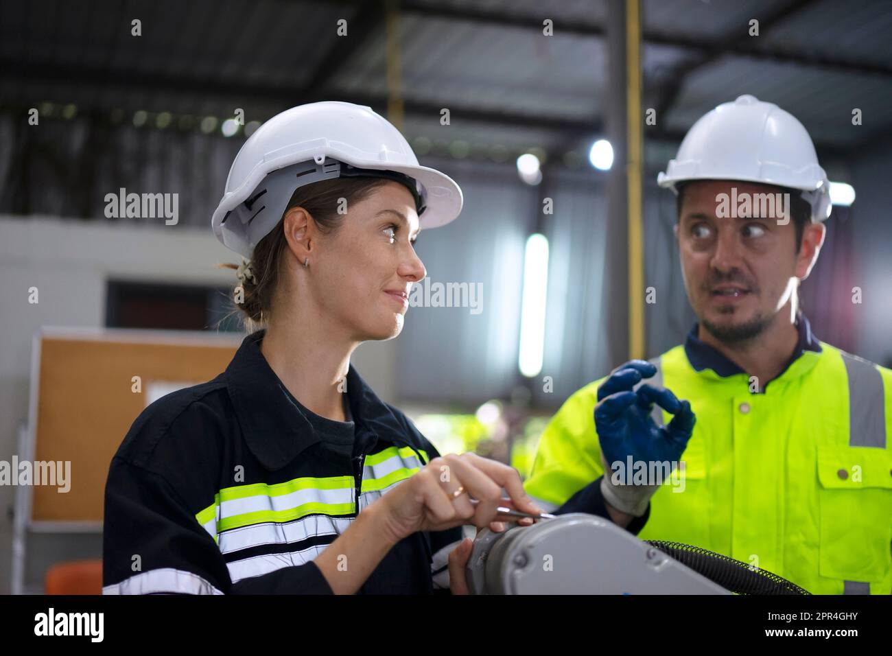 Un ingénieur travaille à l'usine de bras robotisés. Concept de technologie et d'ingénierie. Banque D'Images