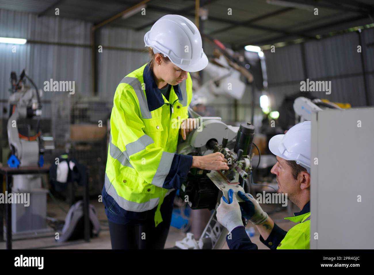 Un ingénieur travaille à l'usine de bras robotisés. Concept de technologie et d'ingénierie. Banque D'Images