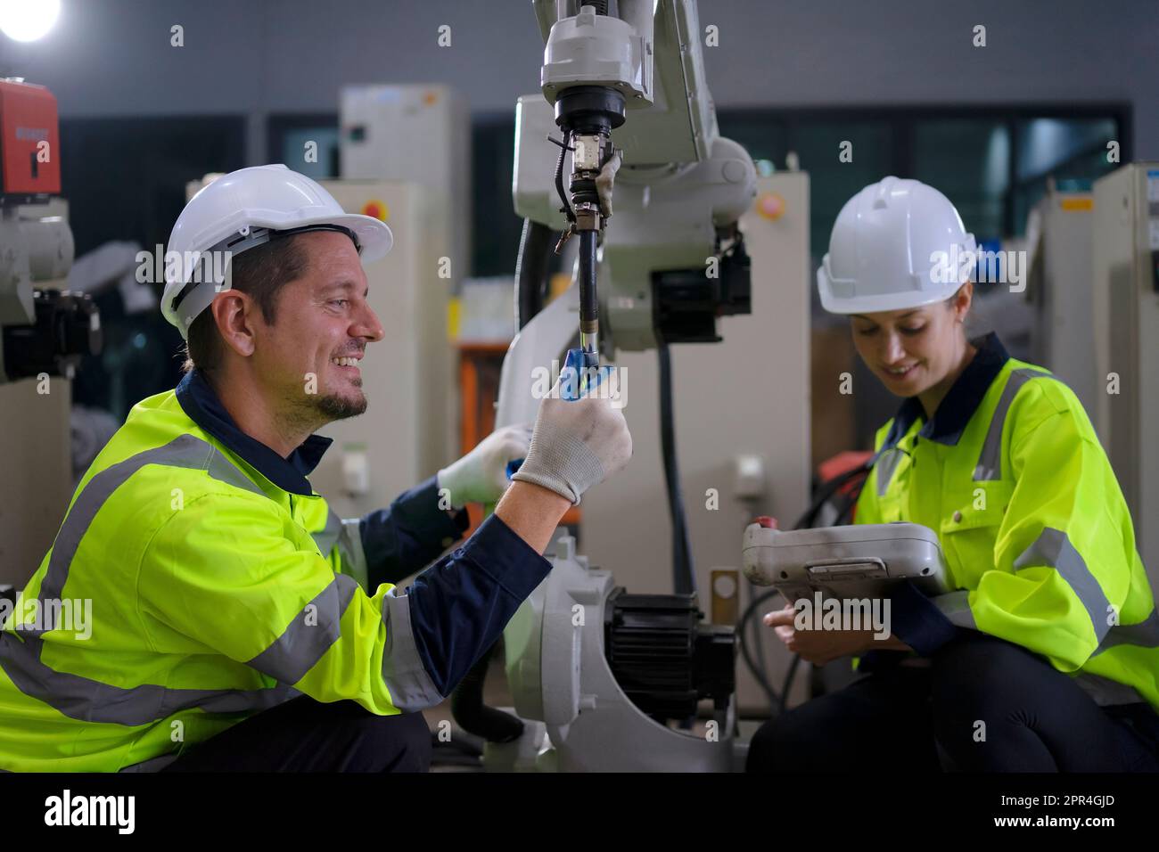 Un ingénieur travaille à l'usine de bras robotisés. Concept de technologie et d'ingénierie. Banque D'Images