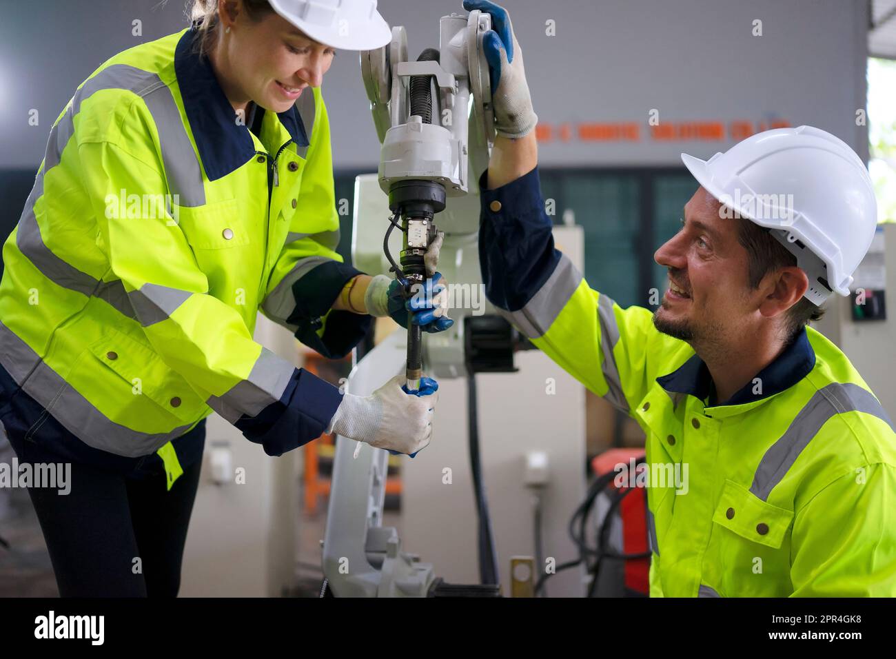 Un ingénieur travaille à l'usine de bras robotisés. Concept de technologie et d'ingénierie. Banque D'Images