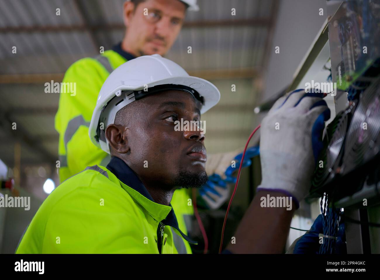 Un ingénieur travaille à l'usine de bras robotisés. Concept de technologie et d'ingénierie. Banque D'Images