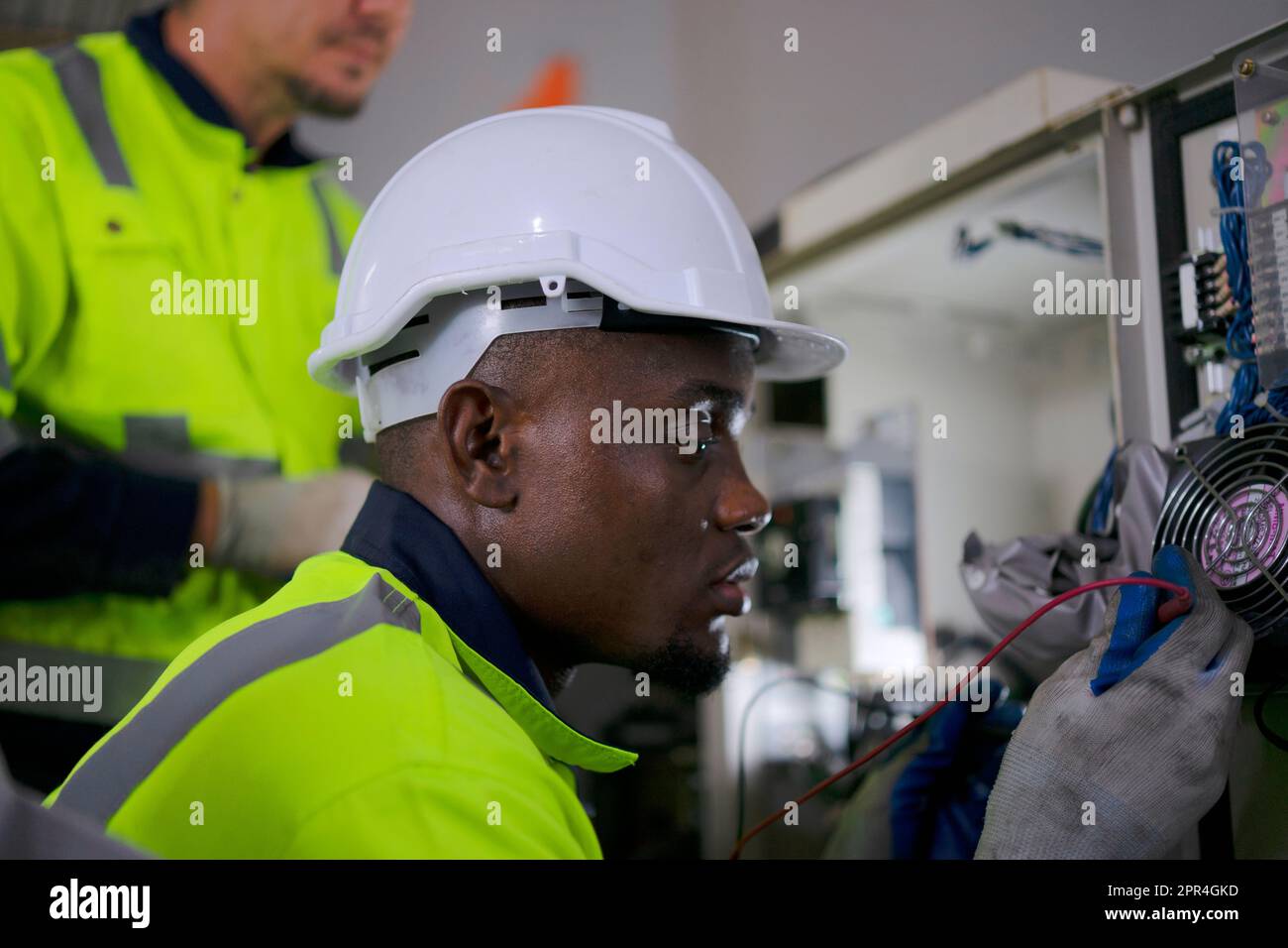 Un ingénieur travaille à l'usine de bras robotisés. Concept de technologie et d'ingénierie. Banque D'Images