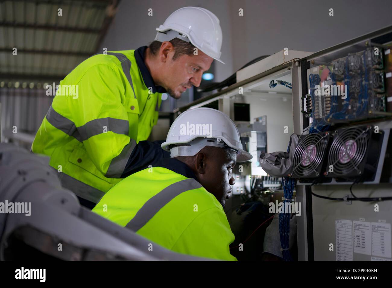 Un ingénieur travaille à l'usine de bras robotisés. Concept de technologie et d'ingénierie. Banque D'Images