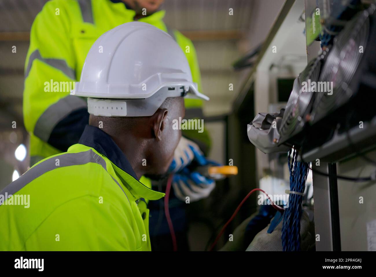 Un ingénieur travaille à l'usine de bras robotisés. Concept de technologie et d'ingénierie. Banque D'Images