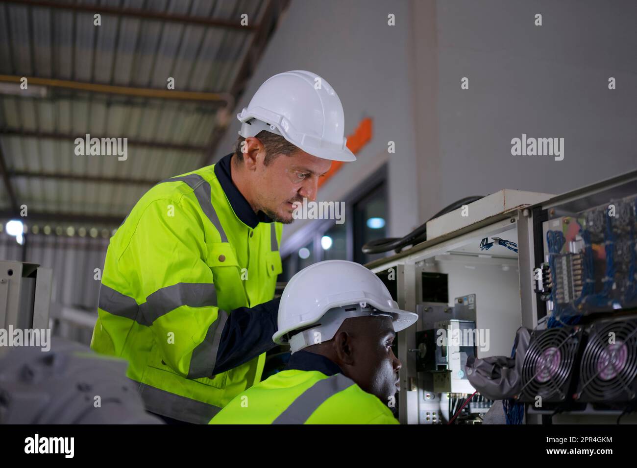 Un ingénieur travaille à l'usine de bras robotisés. Concept de technologie et d'ingénierie. Banque D'Images