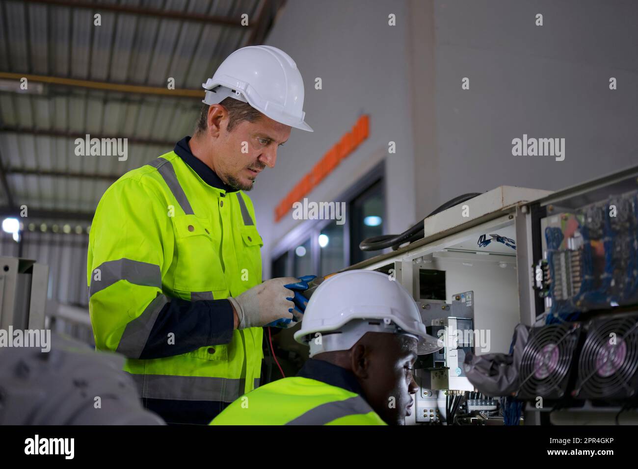 Un ingénieur travaille à l'usine de bras robotisés. Concept de technologie et d'ingénierie. Banque D'Images