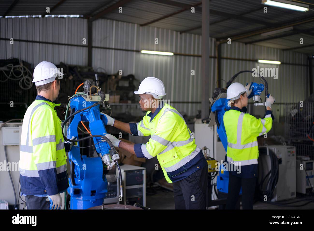 Un ingénieur travaille à l'usine de bras robotisés. Concept de technologie et d'ingénierie. Banque D'Images