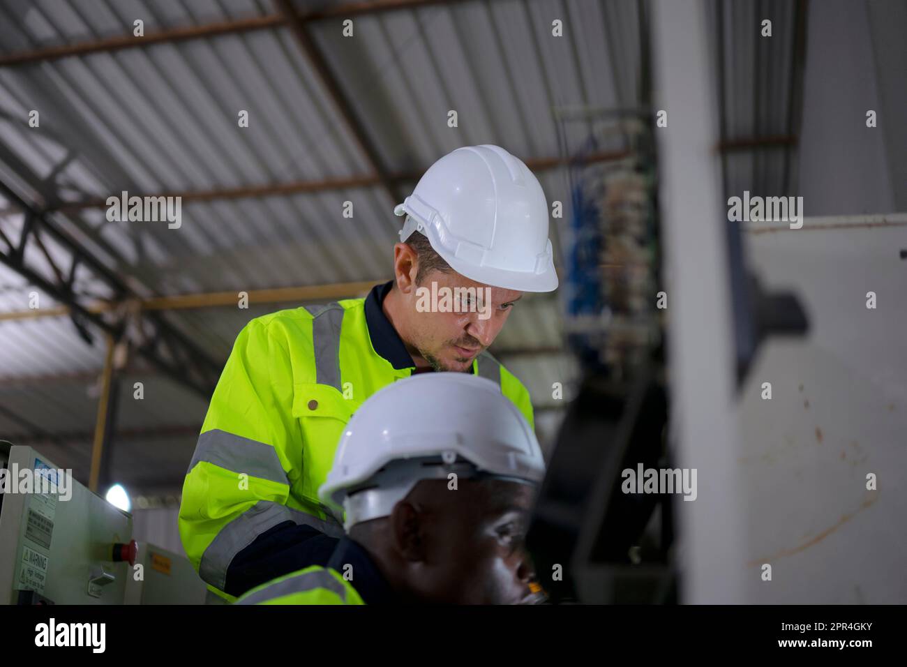 Un ingénieur travaille à l'usine de bras robotisés. Concept de technologie et d'ingénierie. Banque D'Images