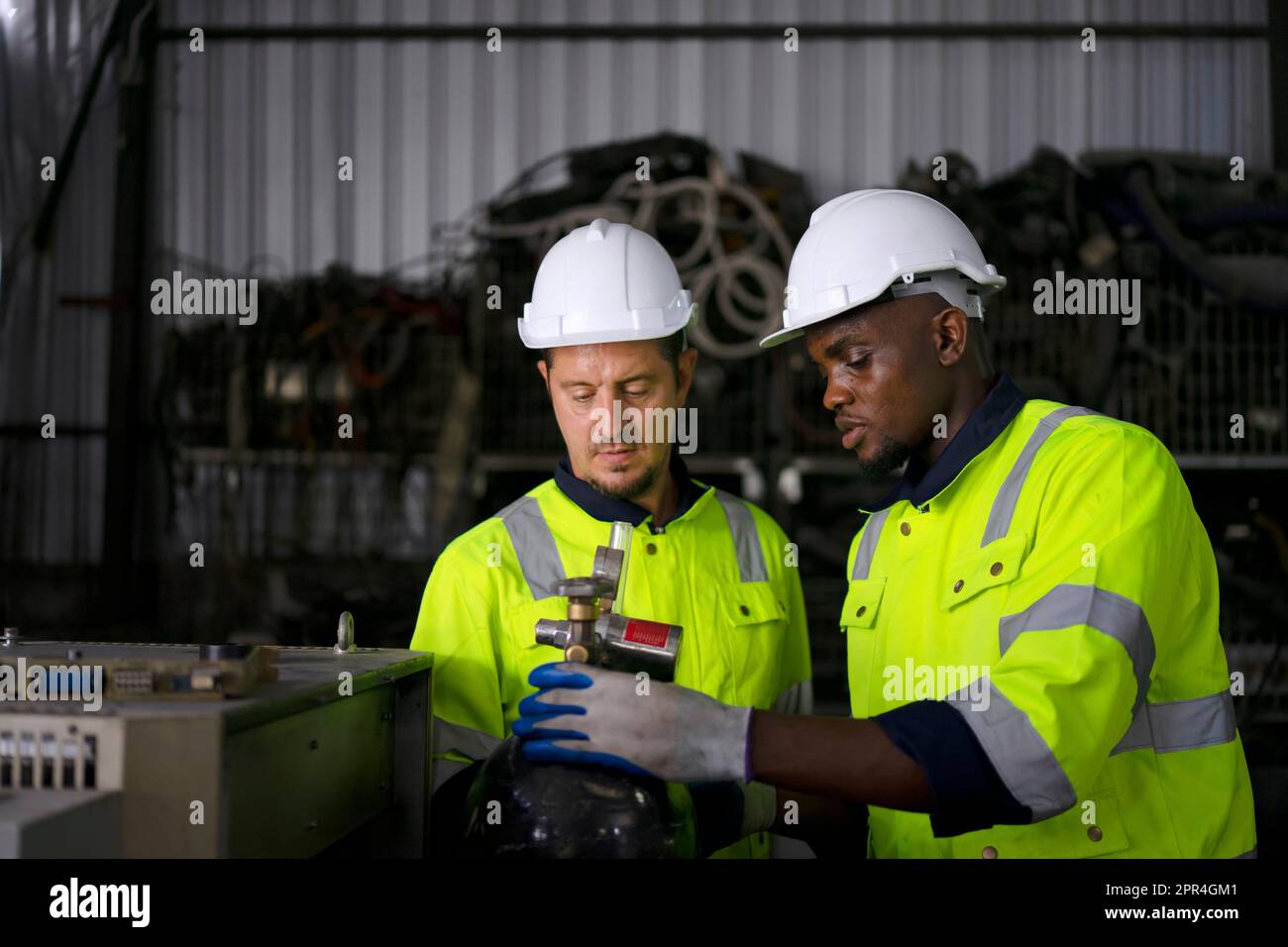 Un ingénieur travaille à l'usine de bras robotisés. Concept de technologie et d'ingénierie. Banque D'Images