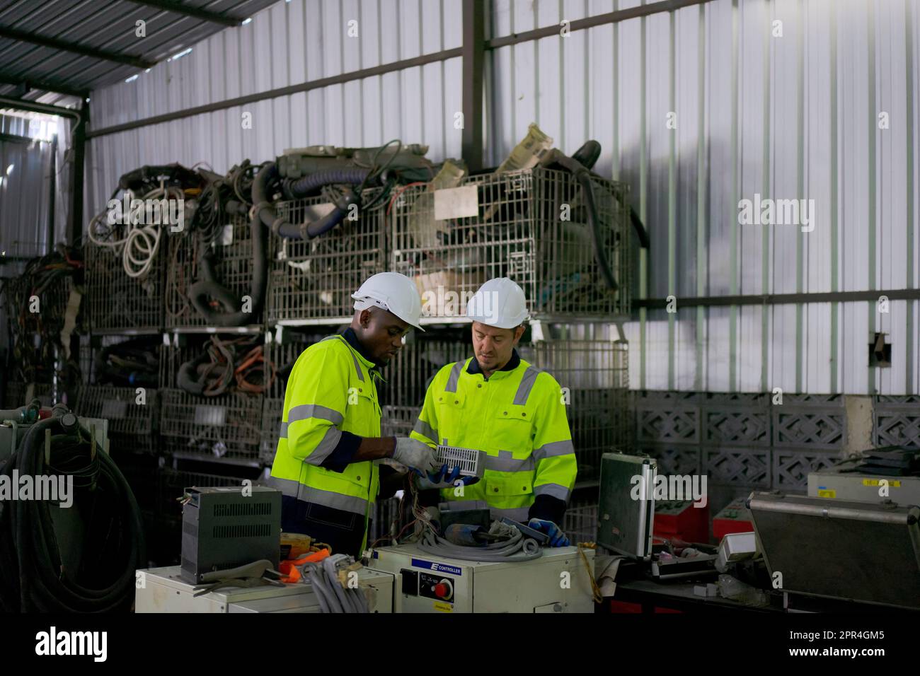 Un ingénieur travaille à l'usine de bras robotisés. Concept de technologie et d'ingénierie. Banque D'Images