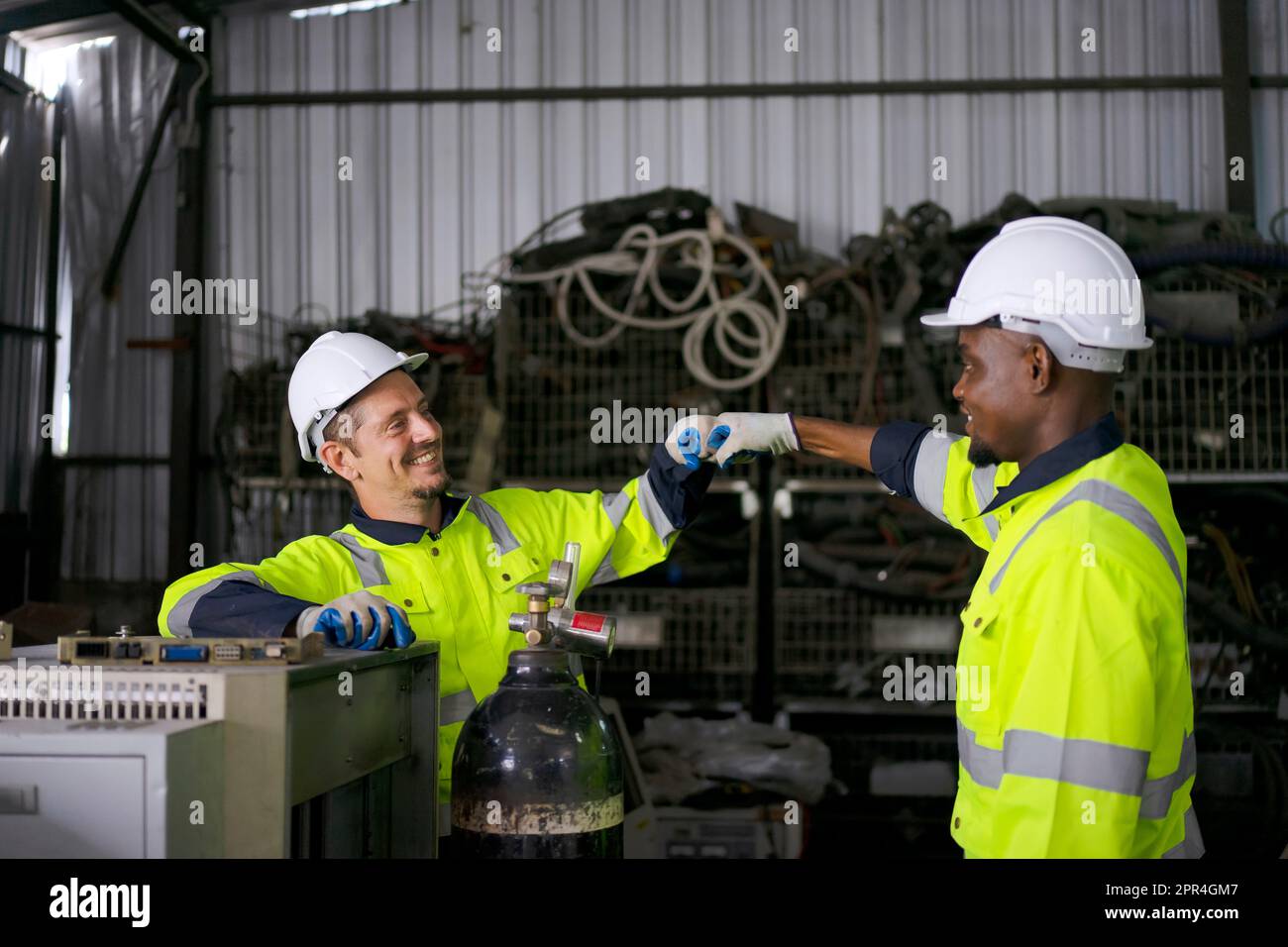 Un ingénieur travaille à l'usine de bras robotisés. Concept de technologie et d'ingénierie. Banque D'Images