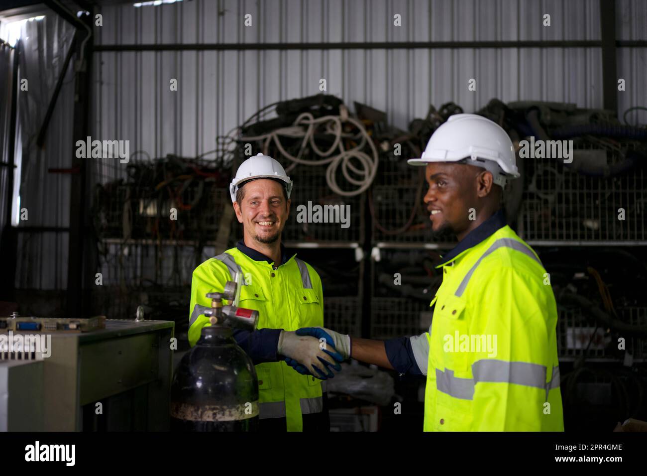 Un ingénieur travaille à l'usine de bras robotisés. Concept de technologie et d'ingénierie. Banque D'Images