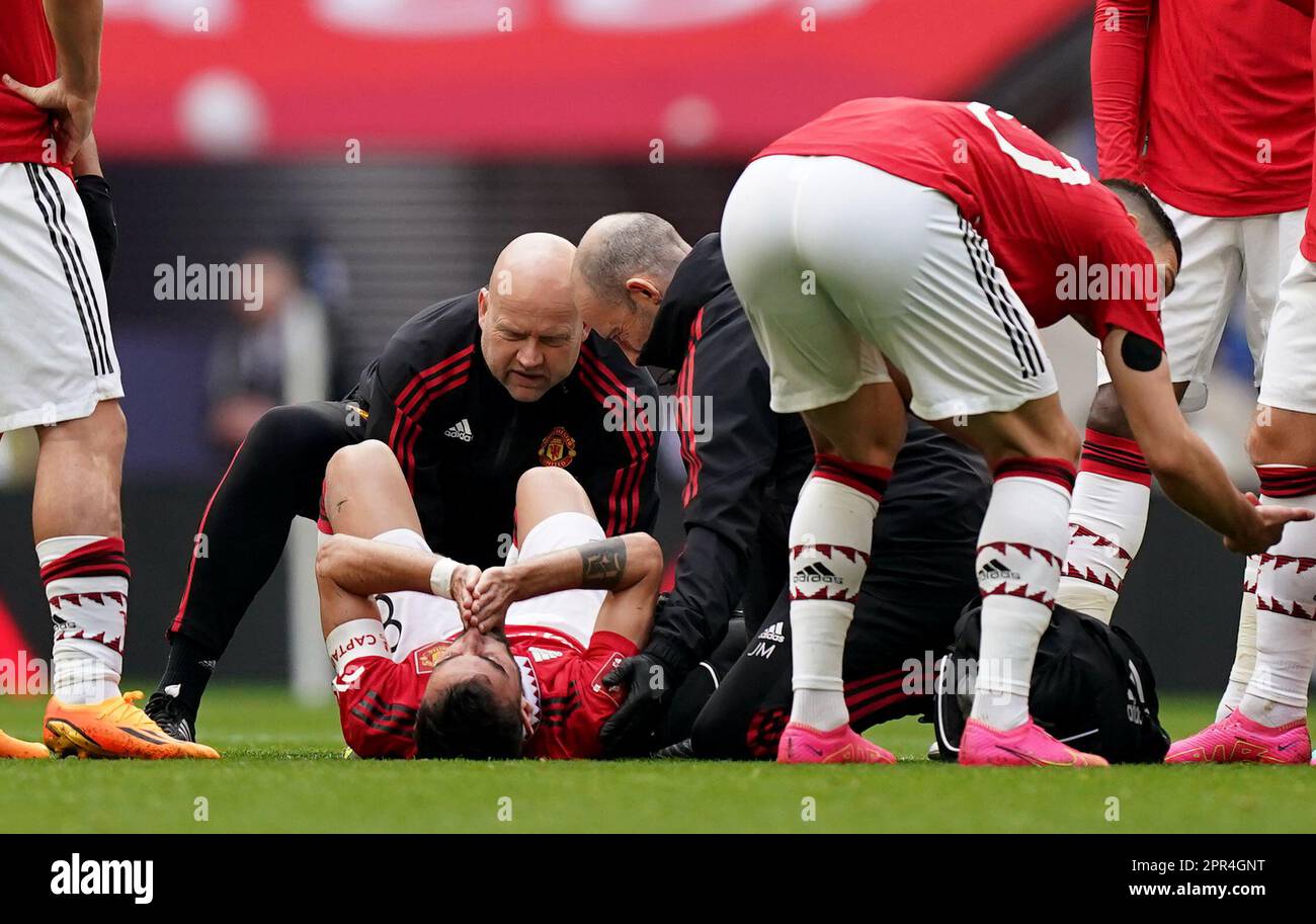 Photo du dossier datée du 23/04/2023 de Bruno Fernandes de Manchester United recevant un traitement pour une blessure. Erik Ten Hag a apaisé les inquiétudes que Bruno Fernandes a subi une blessure grave et a même suggéré que le milieu de terrain de Manchester United ait une chance de faire face à Tottenham jeudi. Date de publication : mercredi 26 avril 2023. Banque D'Images