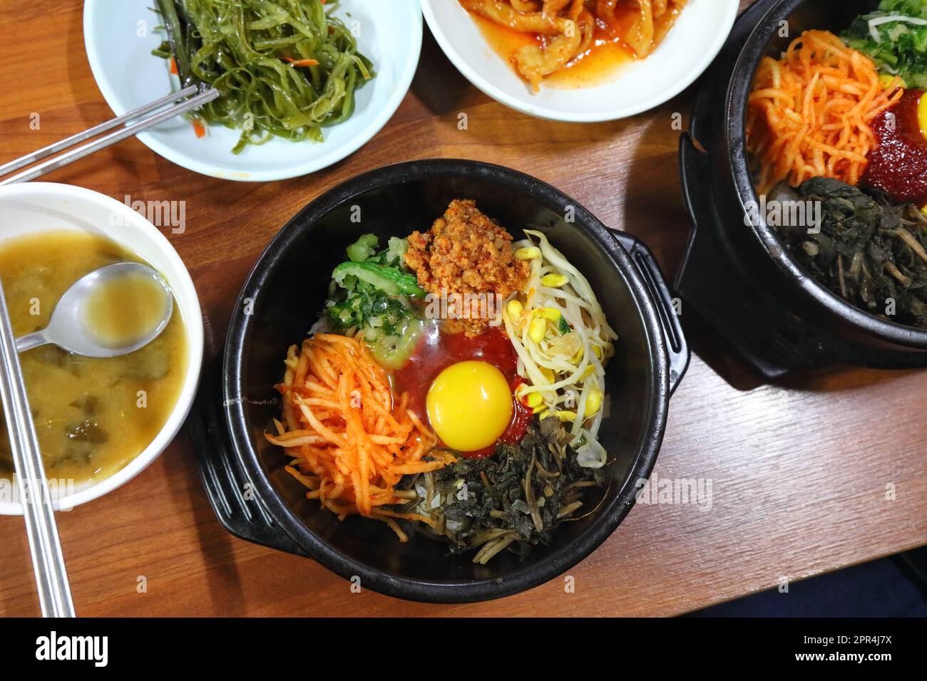 Bibimbap dans un restaurant local à Busan, Corée du Sud. Cuisine coréenne. Banque D'Images