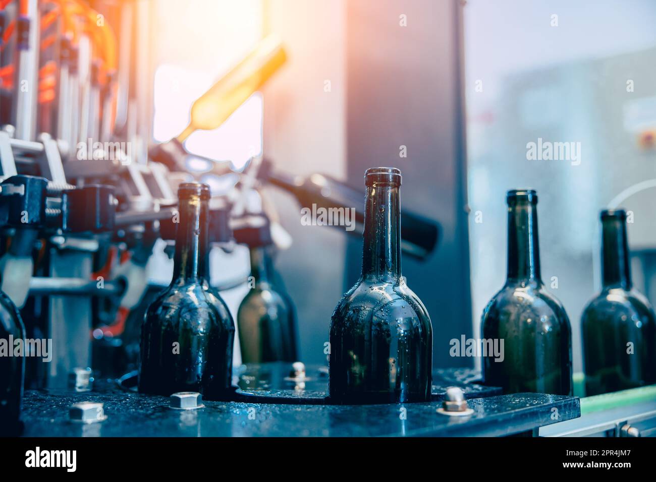 Rinçage automatique des bouteilles rotatives lave-linge ligne de nettoyage convoyeur machine à courroie dans l'usine de boissons Banque D'Images