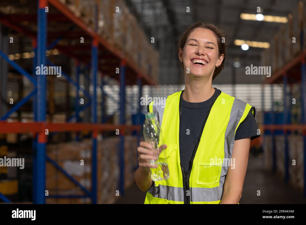 Ingénieur personnel femme riant sourire heureux. femme travailleur véritable drôle expression de blague sur le lieu de travail. Banque D'Images
