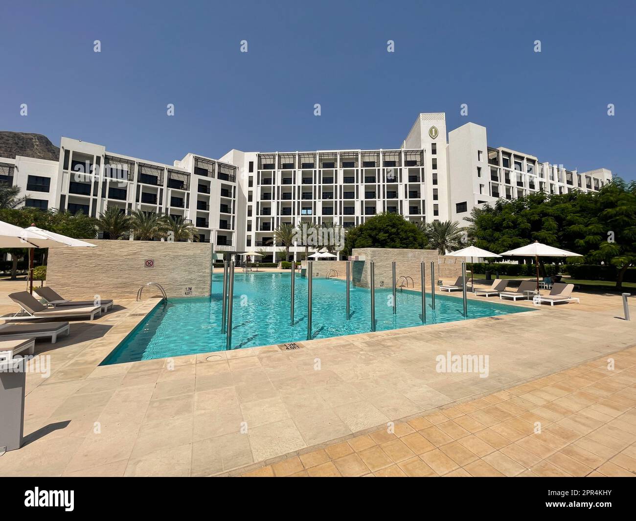 Fujairah, Émirats arabes Unis - 28th septembre 2021 : vue sur l'Intercontinental fujairah Resort, un établissement cinq étoiles, de l'autre côté de la piscine Banque D'Images