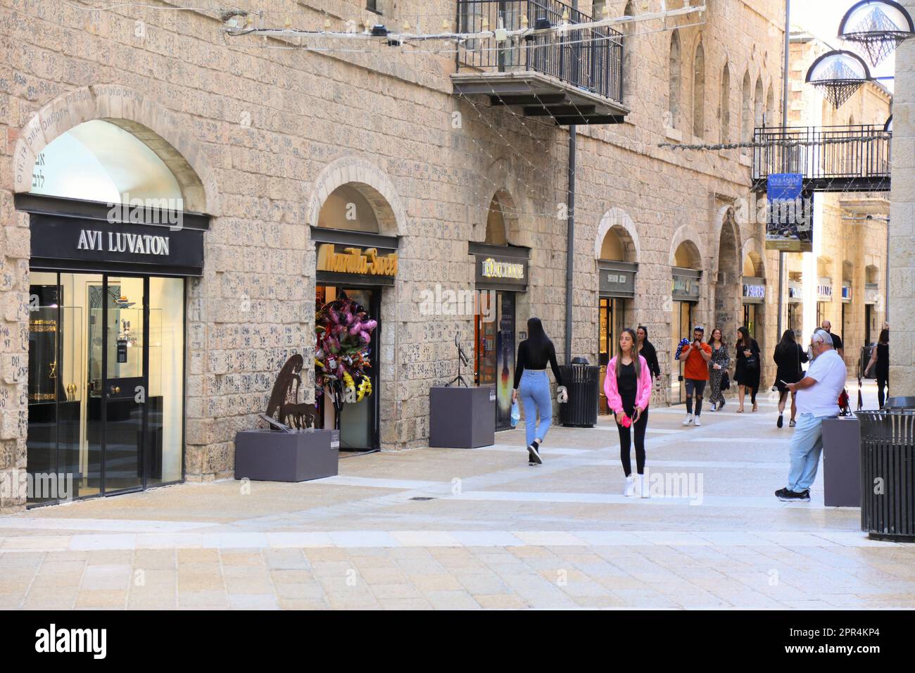 JERUSALEM, ISRAËL - 28 OCTOBRE 2022 : les amateurs de shopping visitent les boutiques de mode de la zone commerçante Alrov Mamilla Avenue à Jérusalem. Banque D'Images