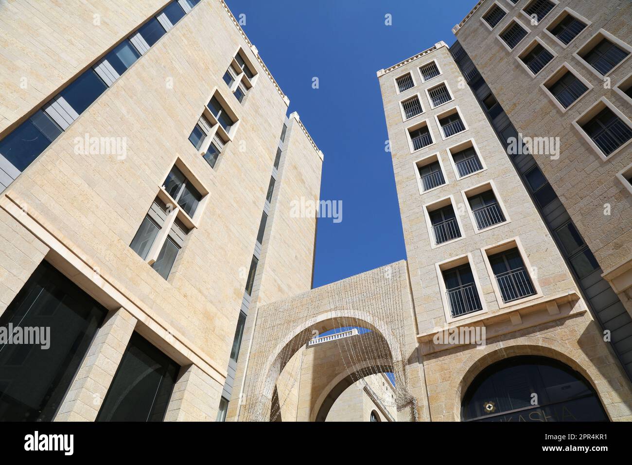 JÉRUSALEM, ISRAËL - 28 OCTOBRE 2022 : bâtiments d'une zone rédéveloppée dans la zone commerçante de l'avenue Alrov Mamilla à Jérusalem. Banque D'Images