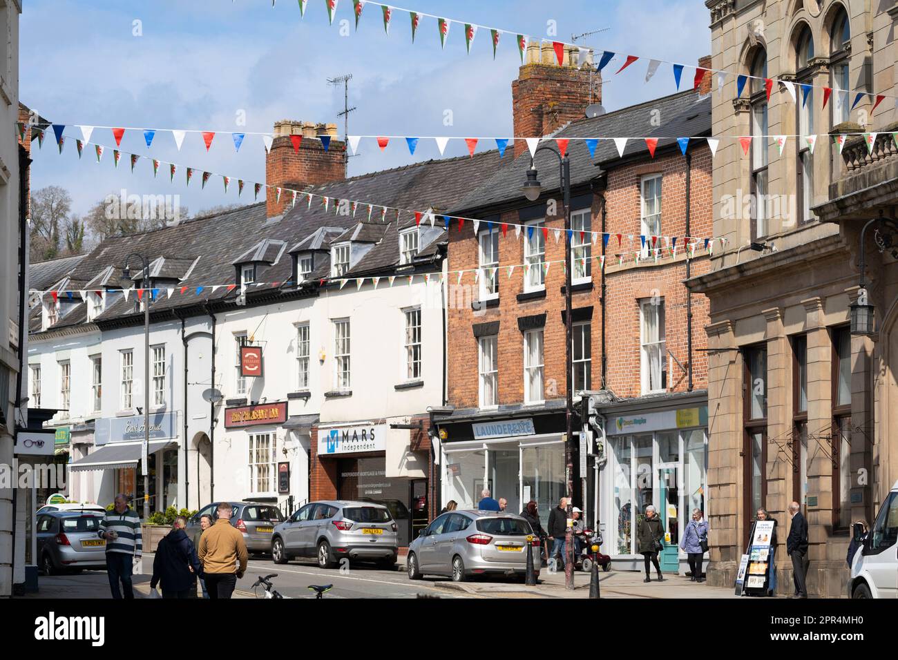 Les amateurs de shopping et les visiteurs de Welshpool - une ville du marché gallois - se promondent le long de Broad Street qui compte de nombreux magasins et entreprises, Powys, pays de Galles Banque D'Images