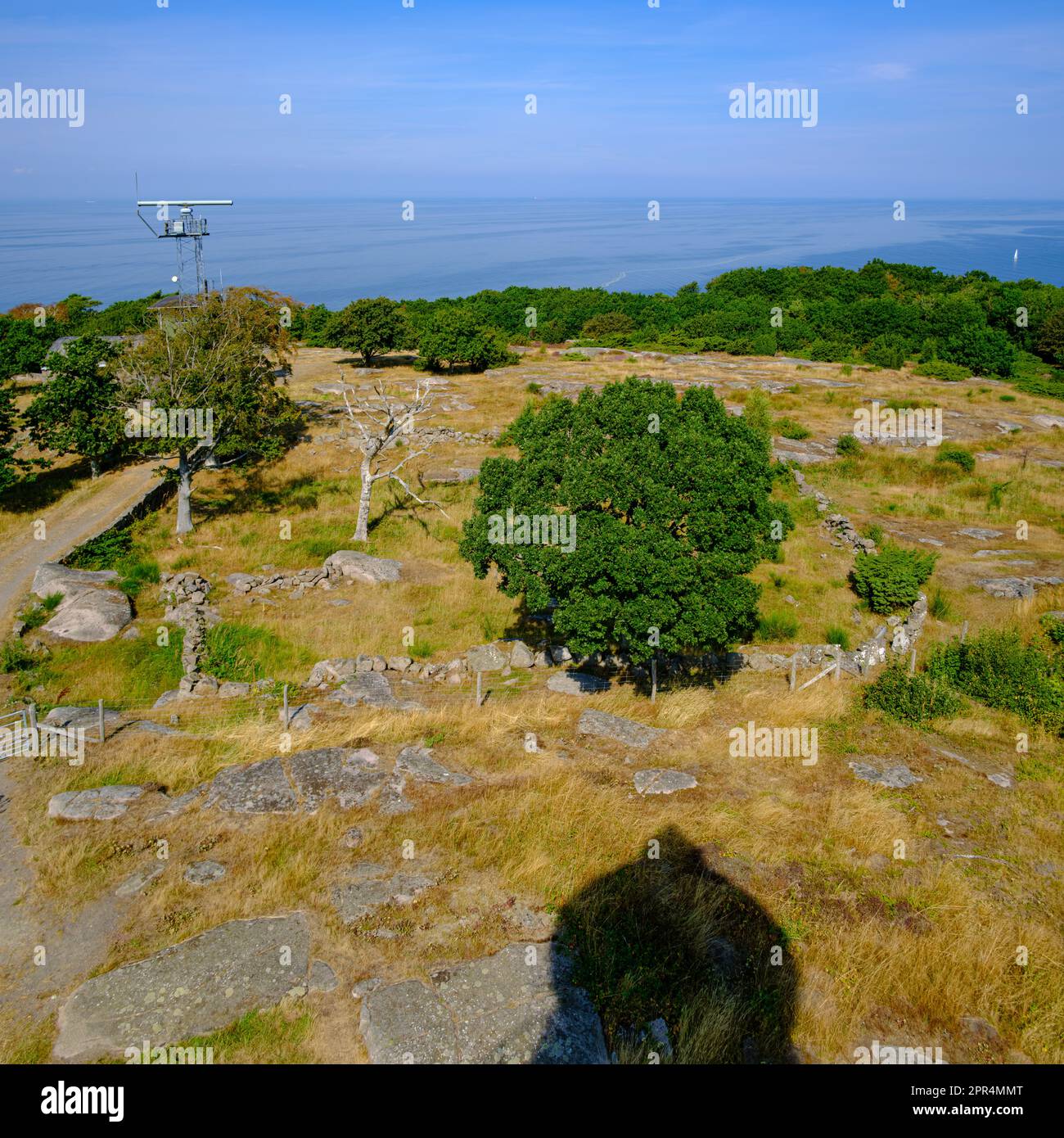 Vue sur le paysage environnant et la mer Baltique depuis le phare de Hammeren FYR sur le promontoire de Hammeren à la pointe nord de l'île de Bornholm, Danemark. Banque D'Images