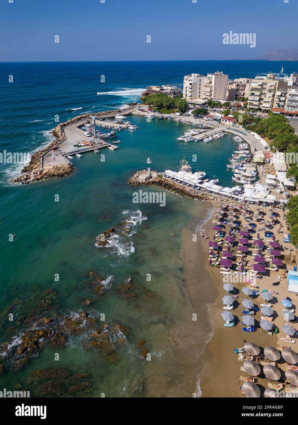 Vue aérienne sur le port de plaisance de la station touristique animée de Nea Chora à Chania, Crète, Grèce Banque D'Images