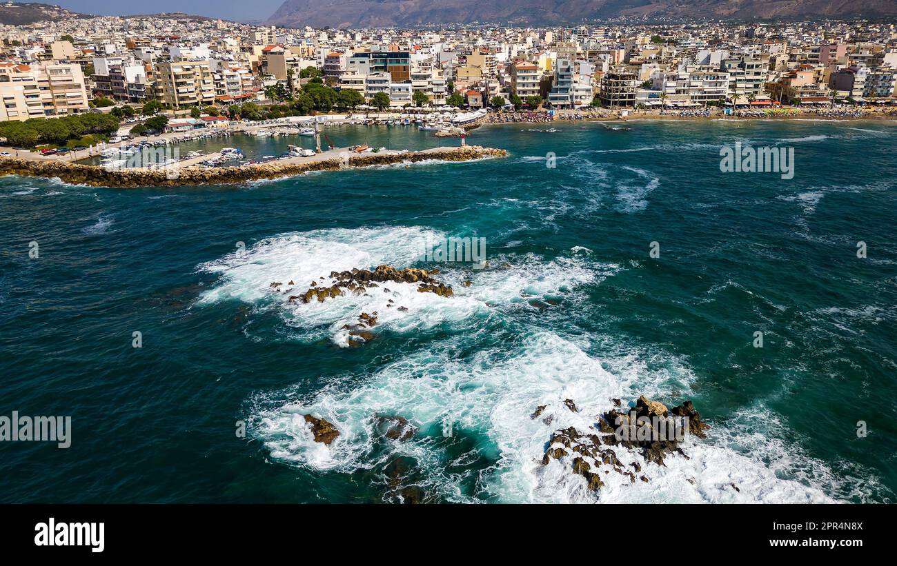 Vue aérienne sur la plage et la mer de Nea Chora dans la ville crétoise de Chania, Grèce Banque D'Images