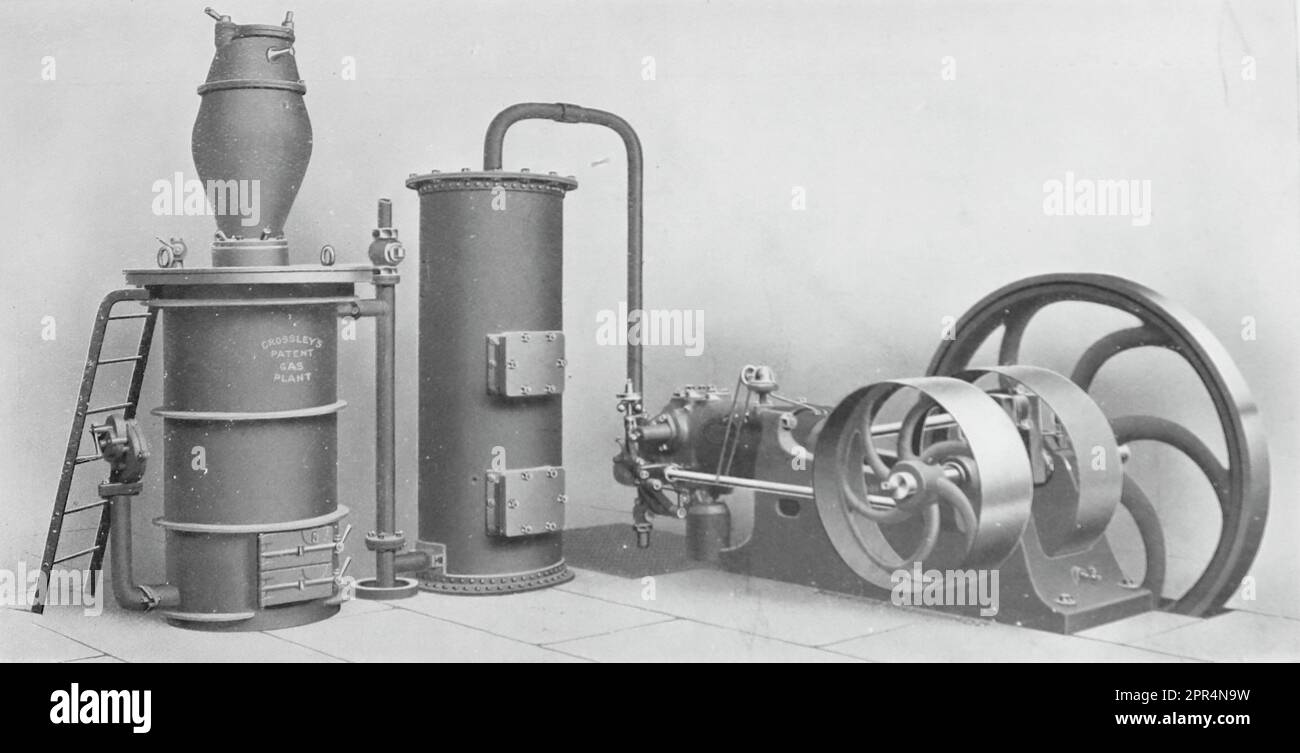 Producteur de gaz et moteur à gaz. À gauche : Producteur, dans lequel le gaz est fabriqué. Centre : épurateur, pour le nettoyage du gaz. Droite : moteur. Le début du XXe siècle est rappelé comme l'âge de la mécanisation. C'était une époque où l'homme a développé davantage les progrès de la révolution industrielle et a appris à adapter les forces de la nature à ses propres besoins. Cette photographie non attribuée date du début du XXe siècle, et certainement pas plus tard que 1925. Banque D'Images