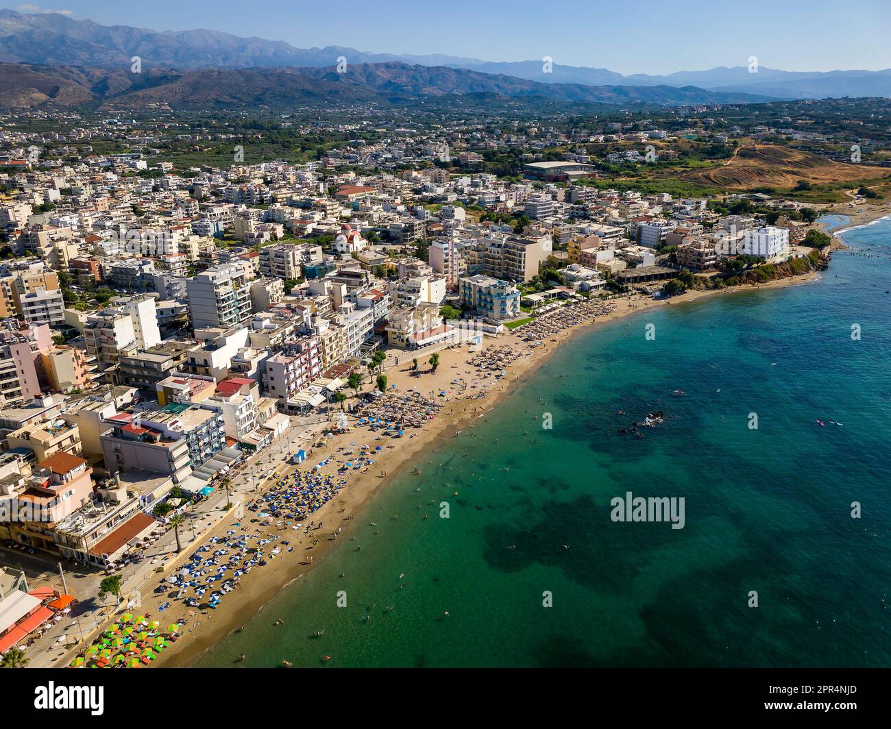 Vue aérienne d'une plage animée dans la station balnéaire populaire de Nea Chora à Chania, Crète (Grèce) Banque D'Images