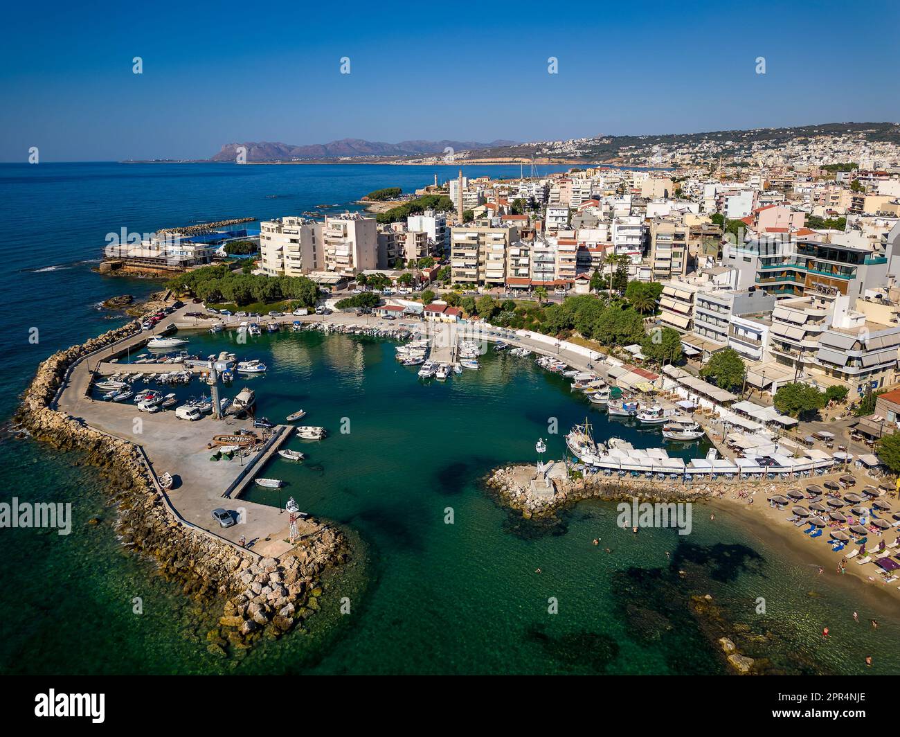 Vue aérienne sur la plage et la mer de Nea Chora dans la ville crétoise de Chania, Grèce Banque D'Images