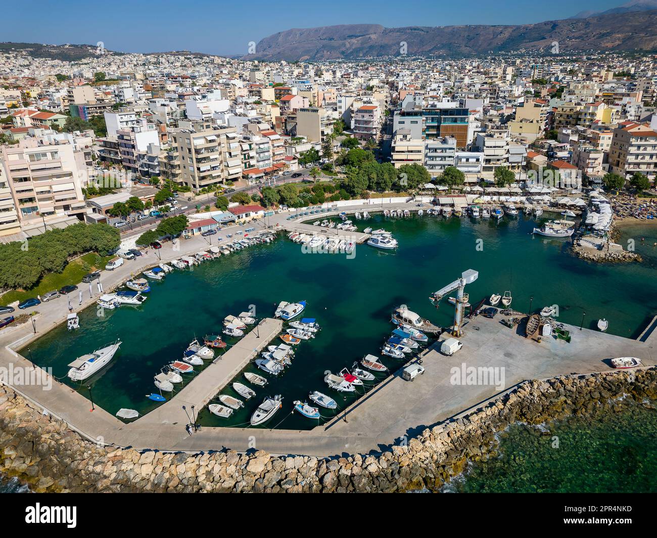 Vue aérienne sur le port de plaisance de la station touristique animée de Nea Chora à Chania, Crète, Grèce Banque D'Images