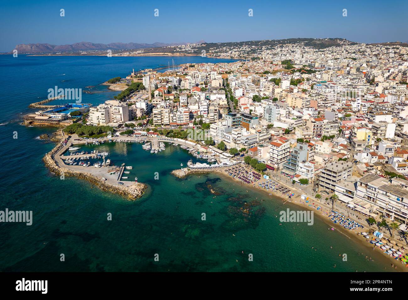 Vue aérienne d'une plage animée dans la station balnéaire populaire de Nea Chora à Chania, Crète (Grèce) Banque D'Images