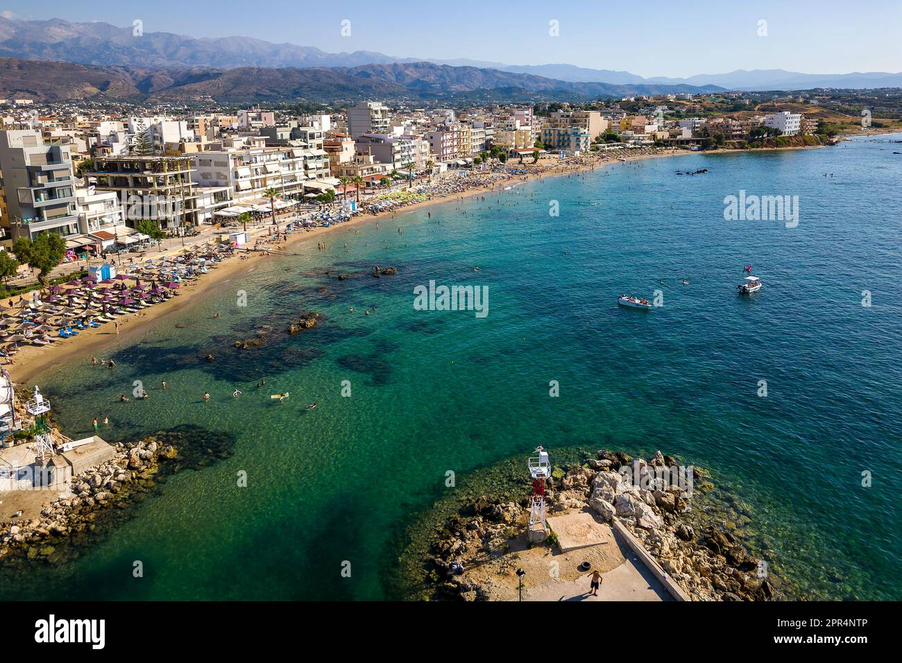 Vue aérienne d'une plage animée dans la station balnéaire populaire de Nea Chora à Chania, Crète (Grèce) Banque D'Images