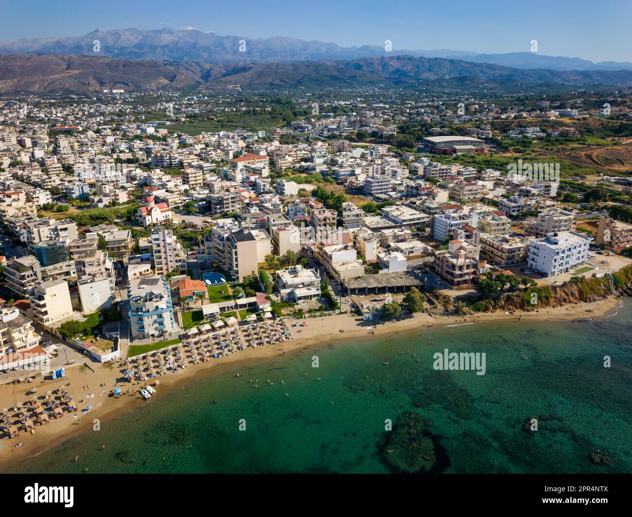Vue aérienne sur la plage et la mer de Nea Chora dans la ville crétoise de Chania, Grèce Banque D'Images