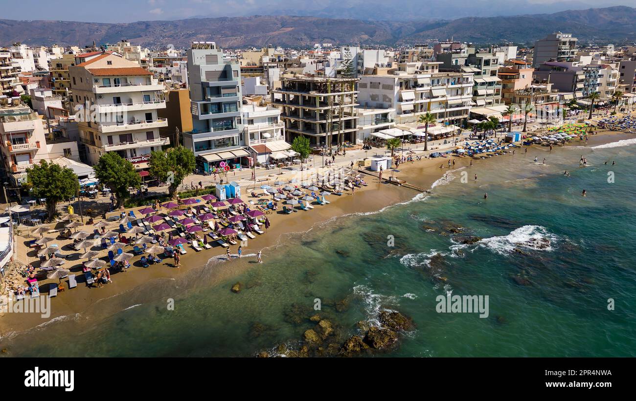 Vue aérienne d'une plage animée dans la station balnéaire populaire de Nea Chora à Chania, Crète (Grèce) Banque D'Images