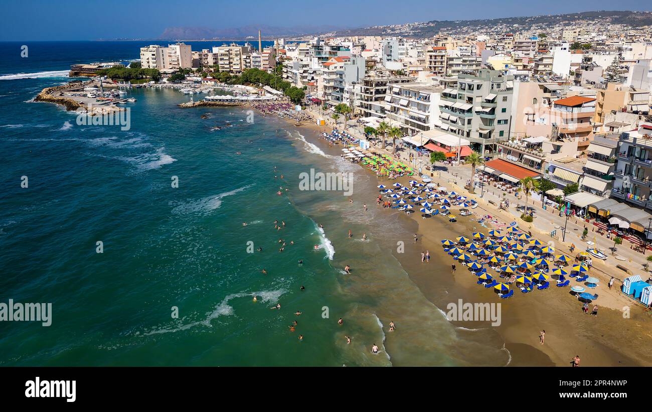 Vue aérienne d'une plage animée dans la station balnéaire populaire de Nea Chora à Chania, Crète (Grèce) Banque D'Images