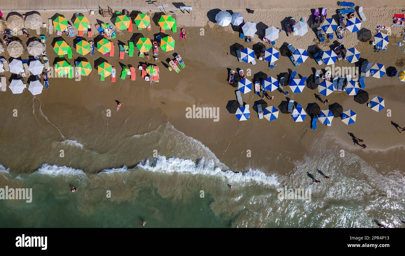 Vue aérienne de haut en bas d'une plage animée avec parasols (Nea Chora, Chania, Crète) Banque D'Images