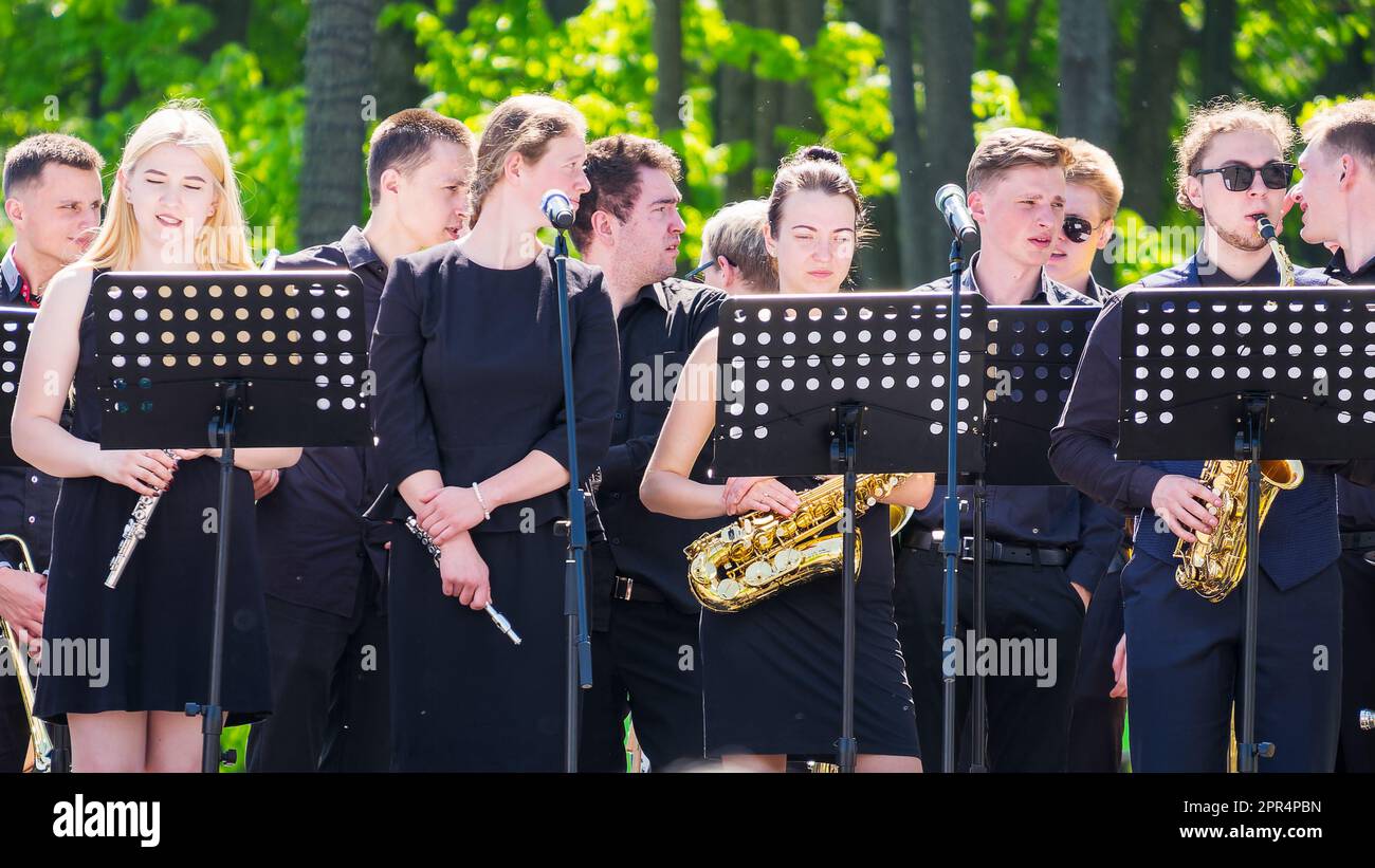 Minsk, Bélarus - 09 mai 2018 : bande de cuivres dans le parc. Jeunes musiciens, élèves des écoles de musique Banque D'Images